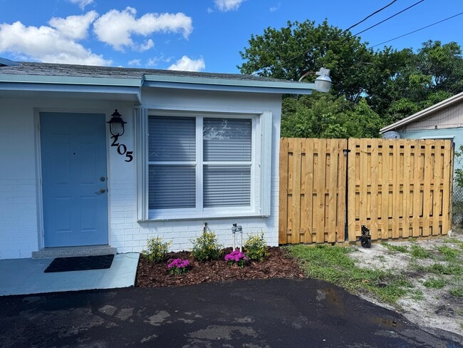 Photo - 205 NW 7th Ct