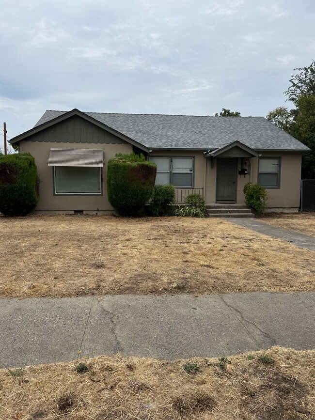 Building Photo - Very Large 1 Bedroom 1 Bathroom Home Available Now