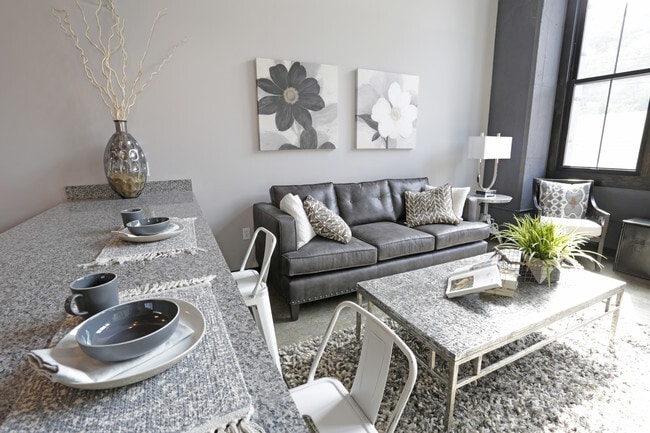 1BR - Living Room - 1627 On The Strip