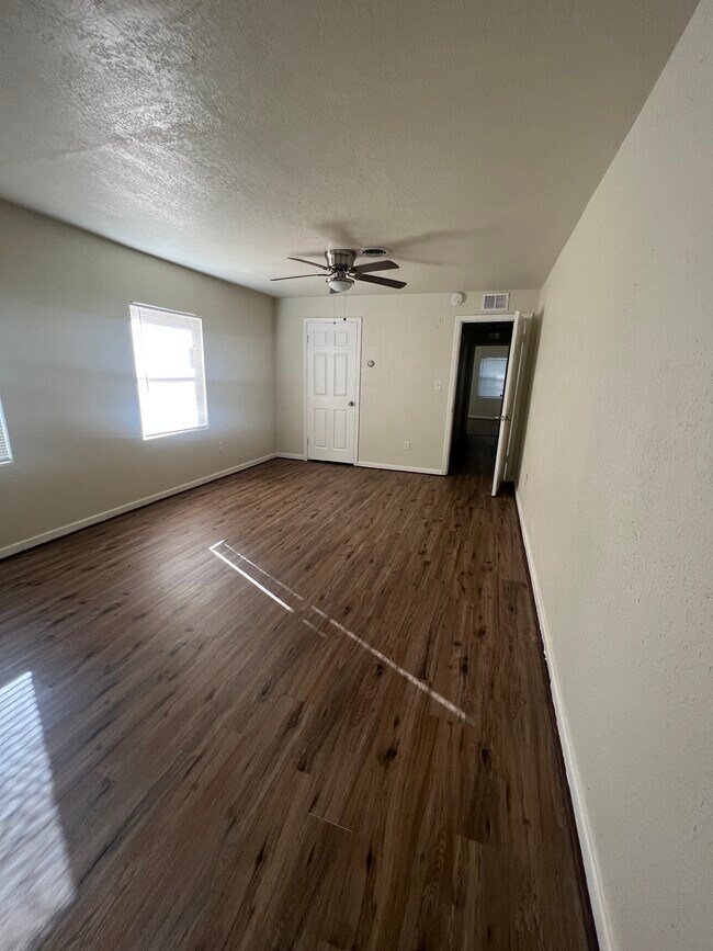 Photo - 505 Sears Ave NE