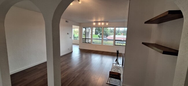 Photo - Luxurious 2-Bed, 2-Bath Condo with Spectacular Views and Designer Upgrades in Kirkland!!
