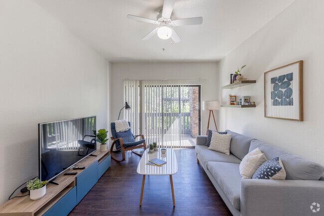 2BR, 2BA - 899SF - Living Room