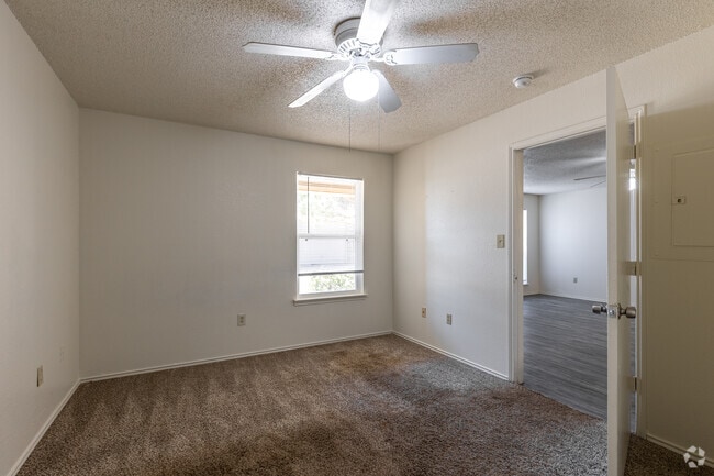 2BR, 2BA - 905SF - Bedroom