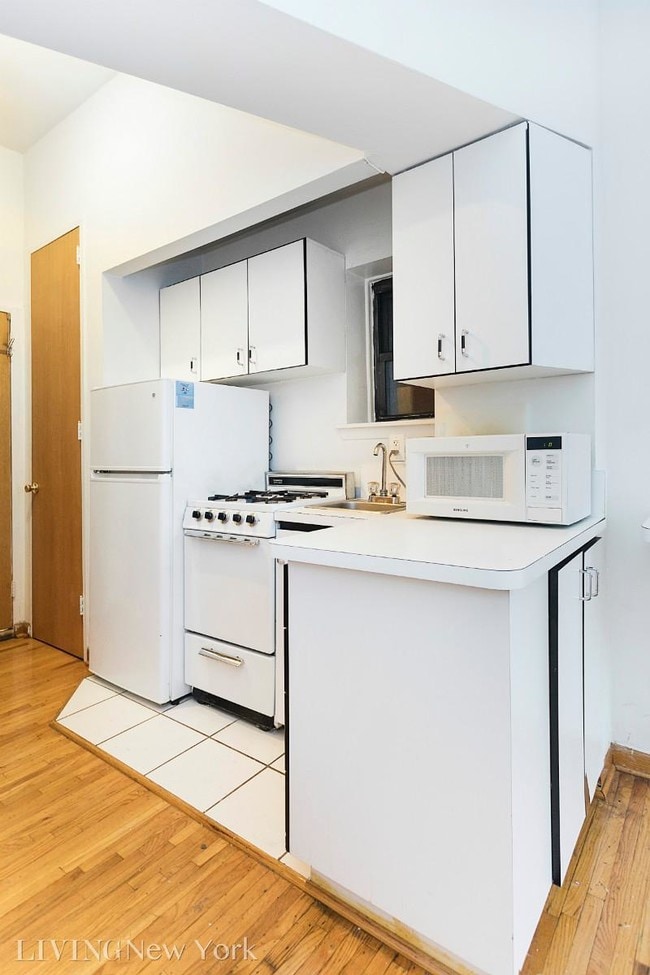 Photo - Bright, Over-Sized Upper East Studio Unit 7B