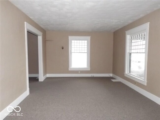 105 W Hendricks St
