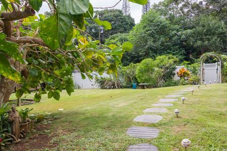 Lighted path from gate - 47-337 Mahakea Rd Unit B