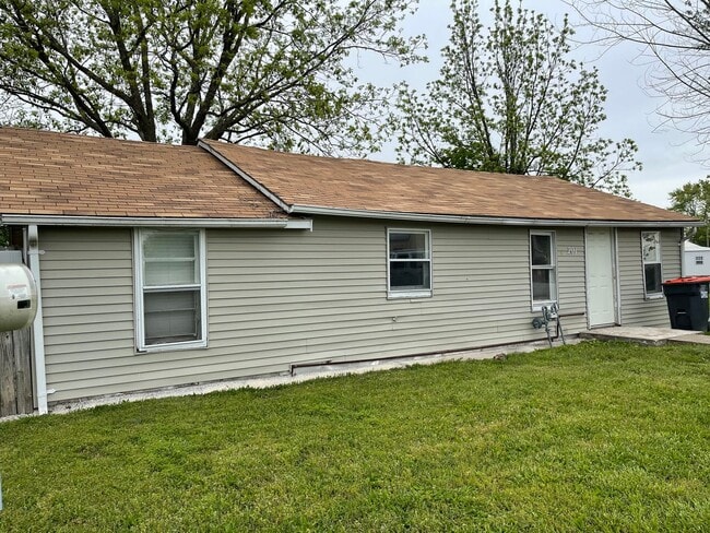 Building Photo - 3 Bed 1 Bath - Exeter