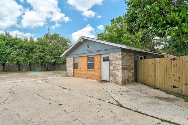 Photo - 1806 Dixie Ln