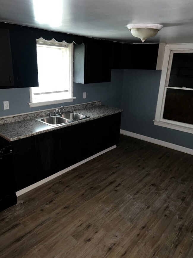 Building Photo - 2BR Apartment with Off-Street Parking Unit 1