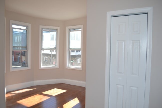 Building Photo - 241 Maverick St Unit 2 Rental