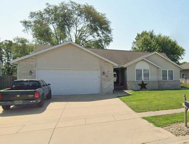 Building Photo - 413 DALHLIA