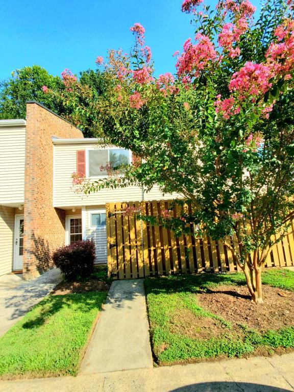 Photo - 220 Elizabeth St