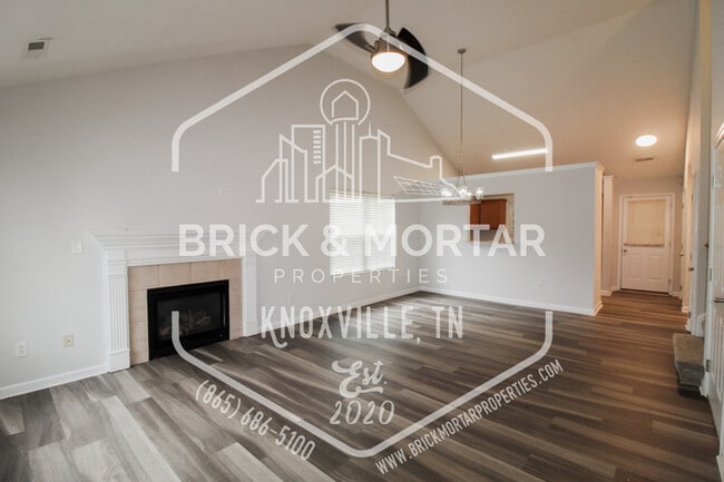 Photo - 900 Glendower Way