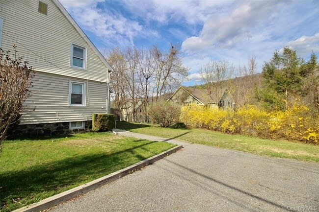 4 School House Ln