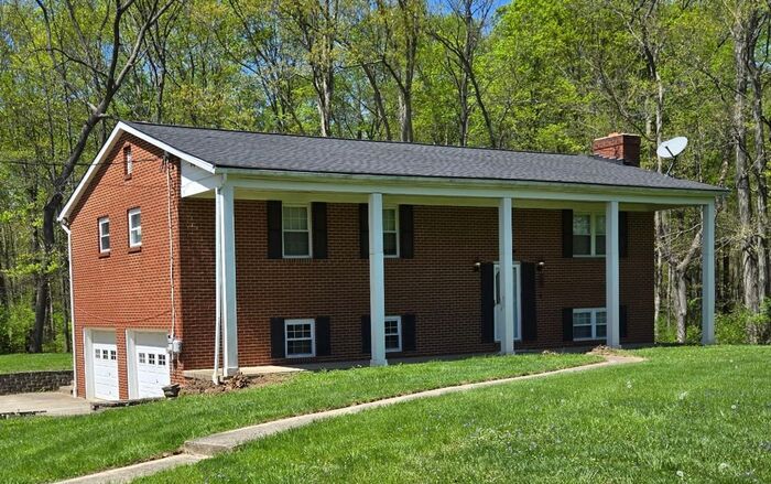 3 bedroom Amelia Bi-Level Available - 3 bedroom Amelia Bi-Level Available