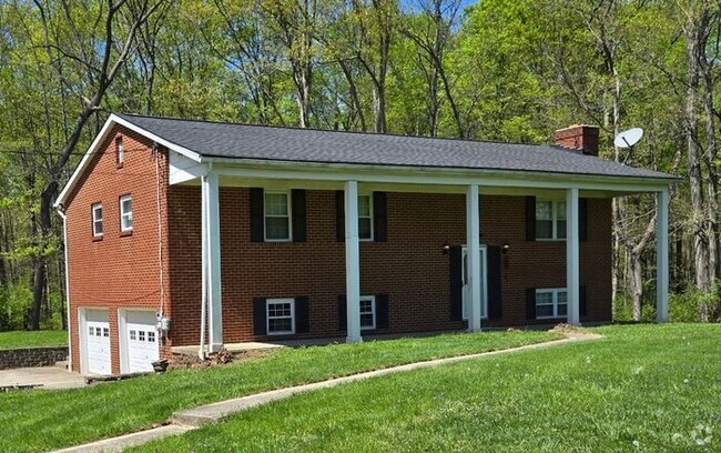 Building Photo - 3 bedroom Amelia Bi-Level Available Rental