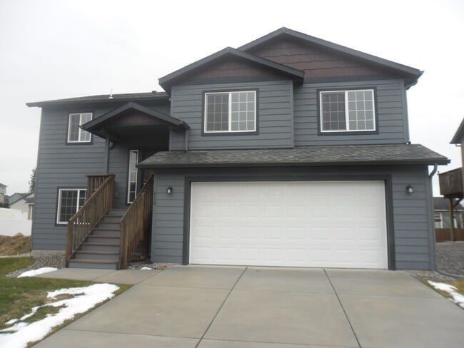Newer Split Entry 4 Bedroom 3 Bath Home - Newer Split Entry 4 Bedroom 3 Bath Home