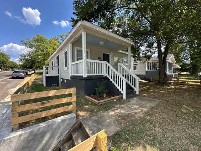 Building Photo - 1601 Center St S