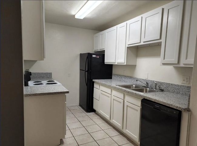 Kitchen - 415 E Waverly St Unit 5 Bed / 3 Bath Near UofA