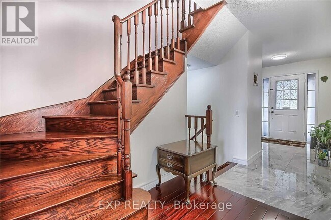 Photo - 35H View Green Crescent