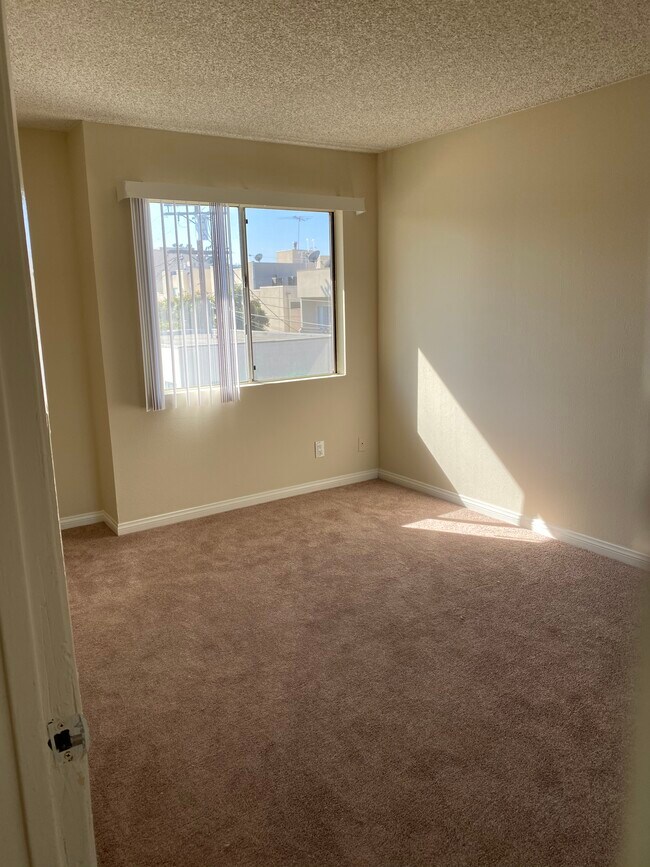 Photo - 1247 N June St Unit 8