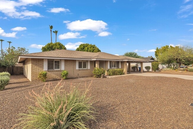 Photo - 5 Bed, 3 Bath, Pebble Tec Pool, Granite Counters Huge Kitchen Island