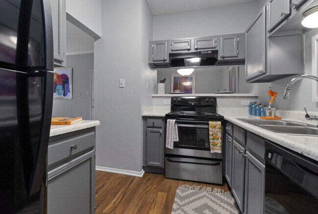 2BR, 1BA - 874SF Black Appliances - Oaks of North Dallas Apartments