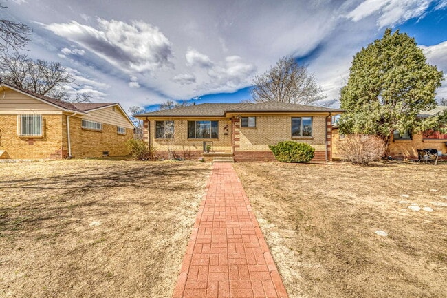 Building Photo - Lovely 5 Bed / 2 bath in Boston Heights