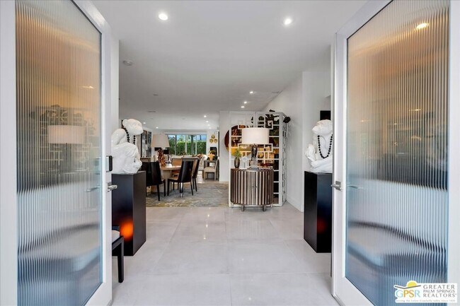 Photo - 605 E Sierra Way