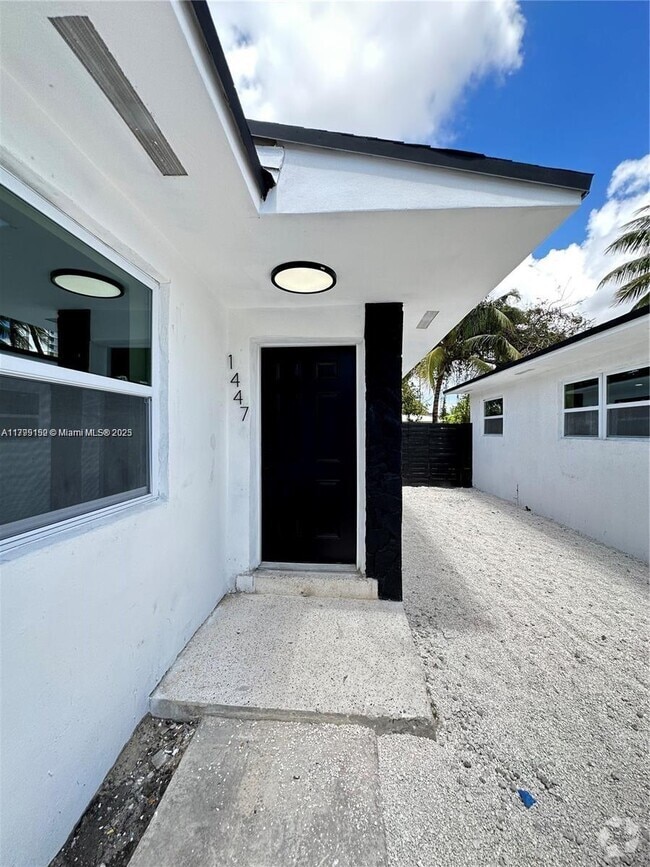 Building Photo - 1453 NW 34th St Unit 1451 Rental