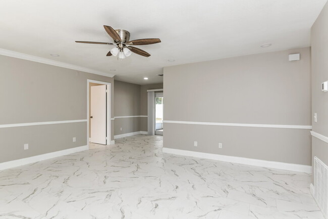 Photo - 206 Loch Low Dr