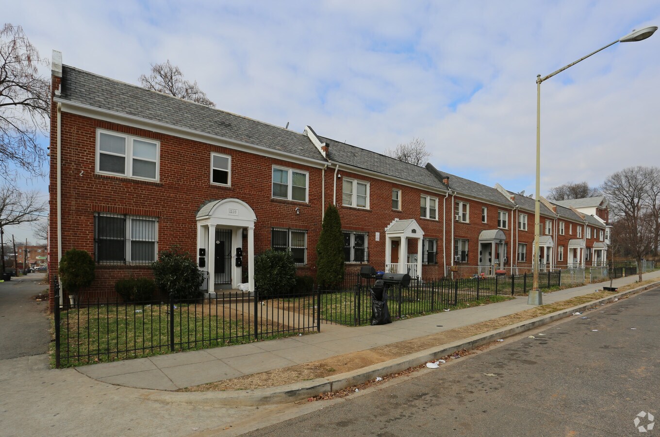 1210-1222 18th Place NE - 1210 18th Pl NE