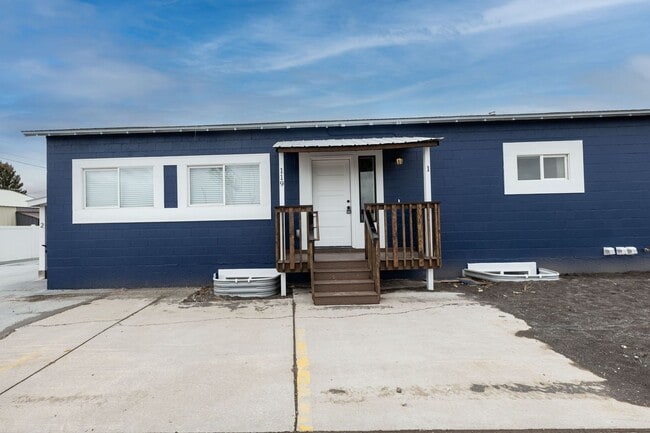 Building Photo - JR119L Unit #1 - UPSTAIRS