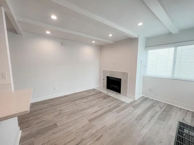 Building Photo - Luxury 1  Bedroom Ocean View Apartment wal...