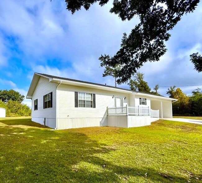 Building Photo - Executive 3 Bedroom / 2 Bath Home in Marianna, Florida