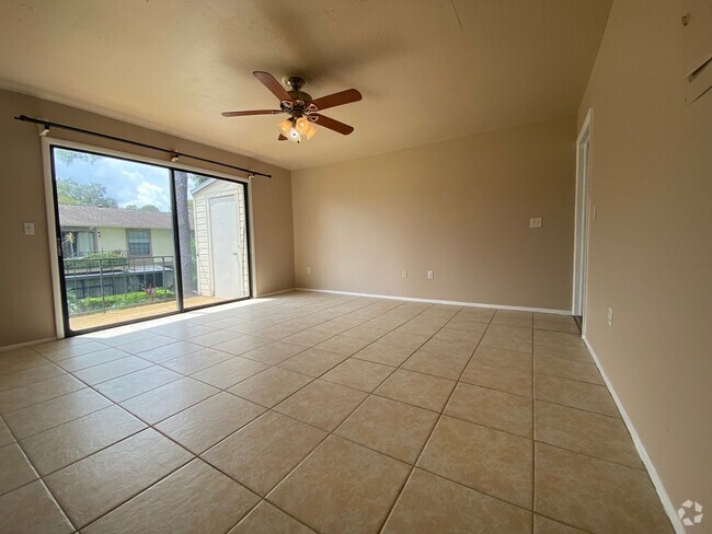 Building Photo - 2 Bedroom, 1.5 Bath Second Floor Condo in ...