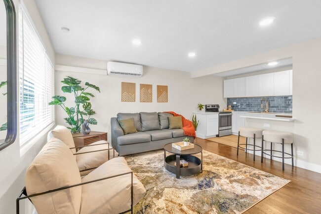 Photo - Fully Furnished Sunnyside Townhome | All-Inclusive | Flexible Stays