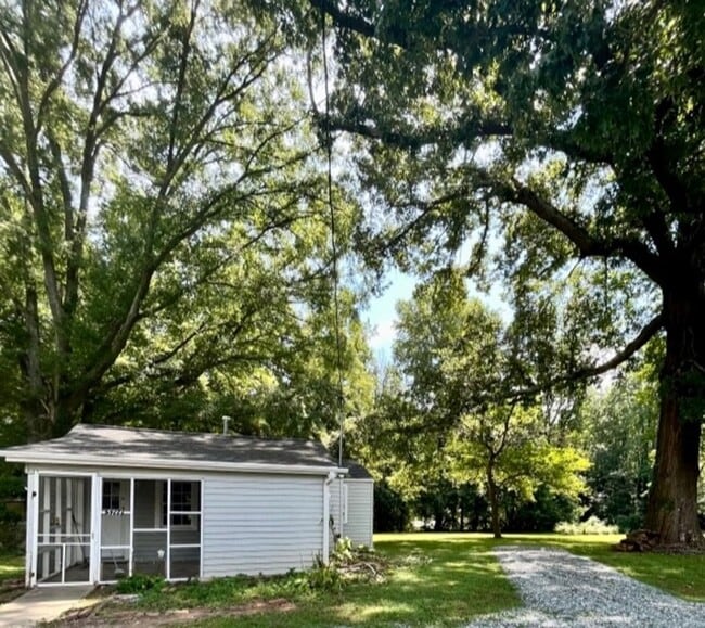 Building Photo - Adorable 1 Bedroom 1 Bath House