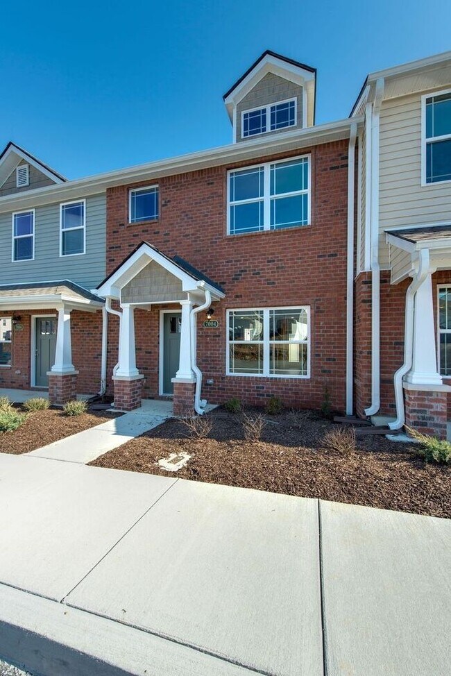 Building Photo - Stylish Spring Hill Townhome – 2 Suites + Open Floor Plan