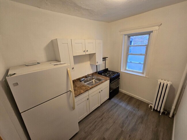 No Brokers Fee, No Security Deposit, Coolidge Corner Area, Heat, Hot Water Included, Laundry on a... - No Brokers Fee, No Security Deposit, Coolidge Corner Area, Heat, Hot Water Included, Laundry on a...