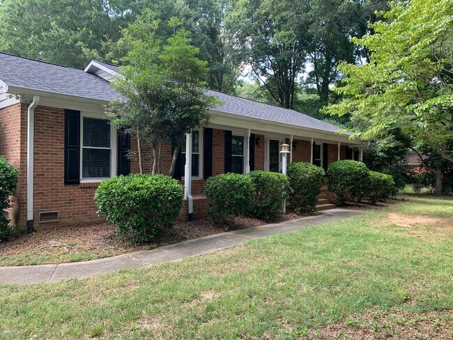 Beautiful Private Three Bedroom Home in So... - Beautiful Private Three Bedroom Home in So...