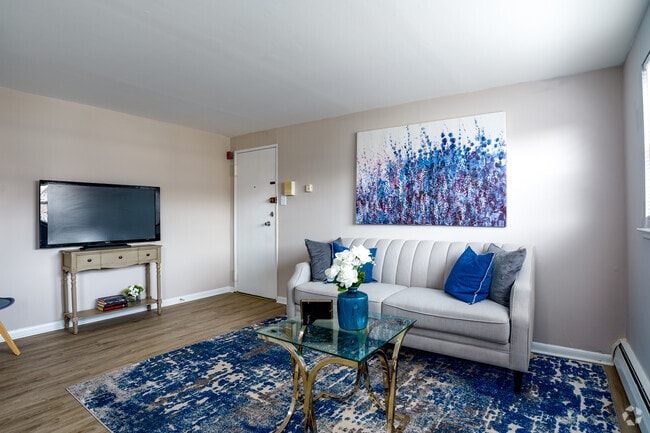 1BR, 1BA 550SF