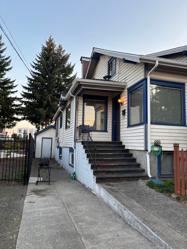 Building Photo - 1009 5th St Rental