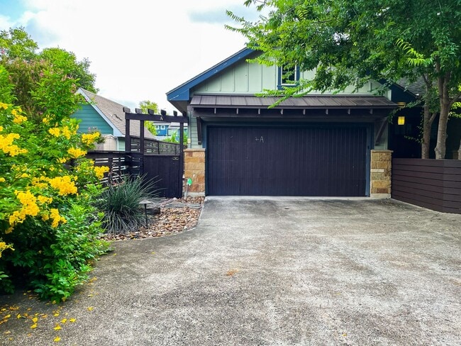 Photo - 926 E 54th St