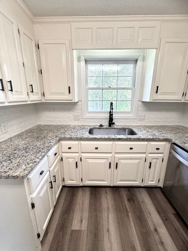 Photo - 401 Janice St