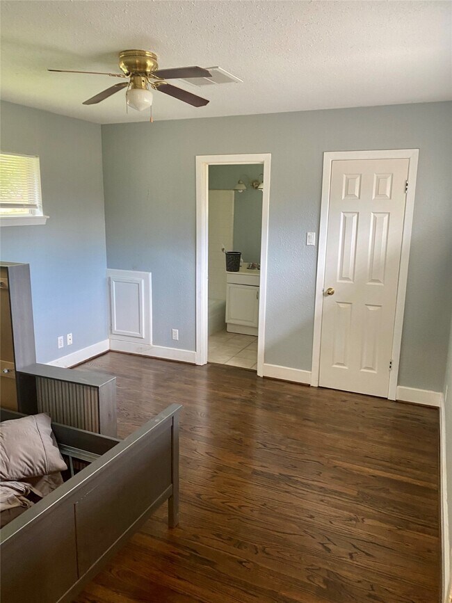 Photo - 215 Bizerte St