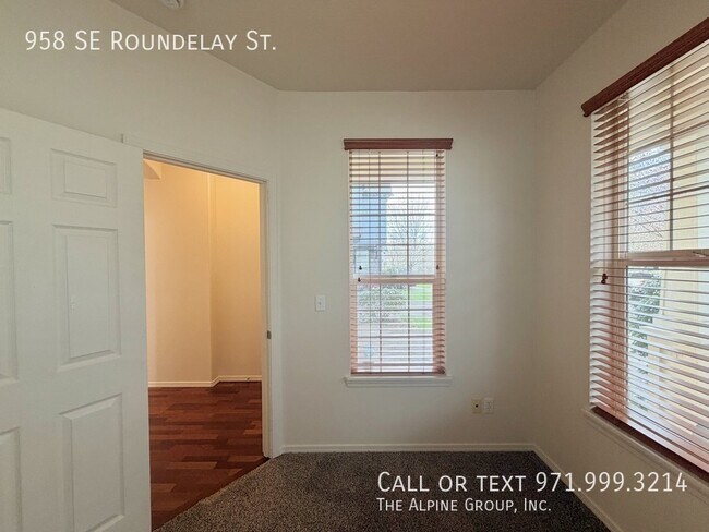 Photo - 958 SE Roundelay St