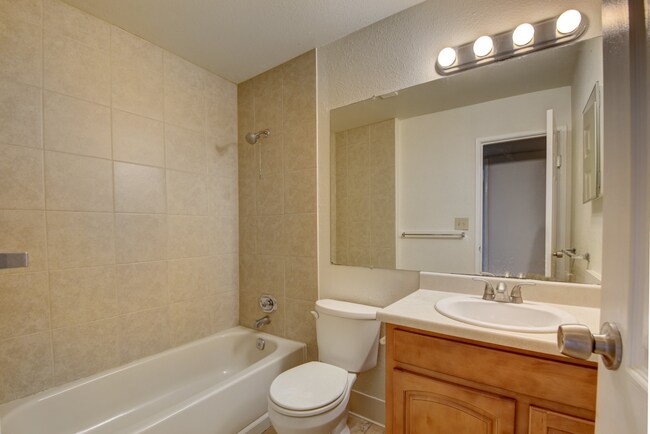 Photo - 2BR/2BA Charming Condo in Denver! Unit E202