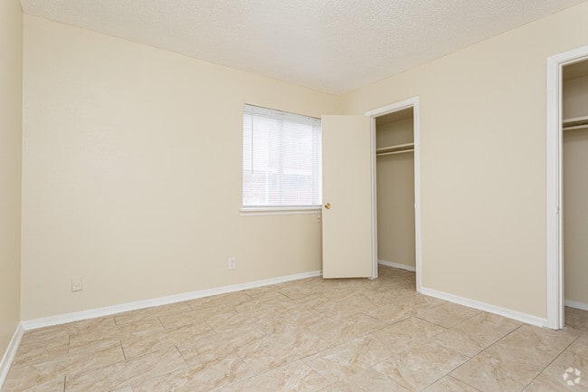 2 BR, 1 BA - 800 SF