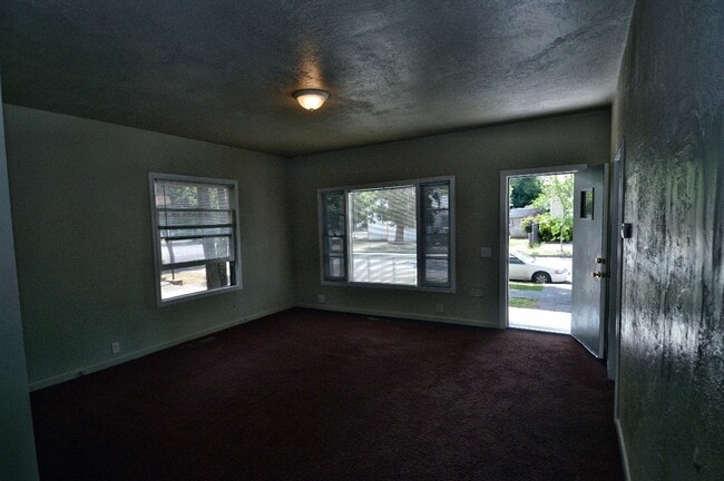 Photo - 518 W 6th St